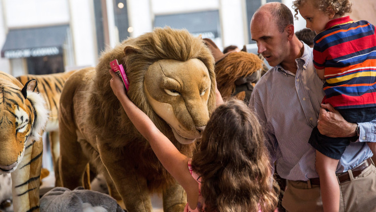 As FAO Schwarz prepares to close, people say goodbye to 'World of Toys