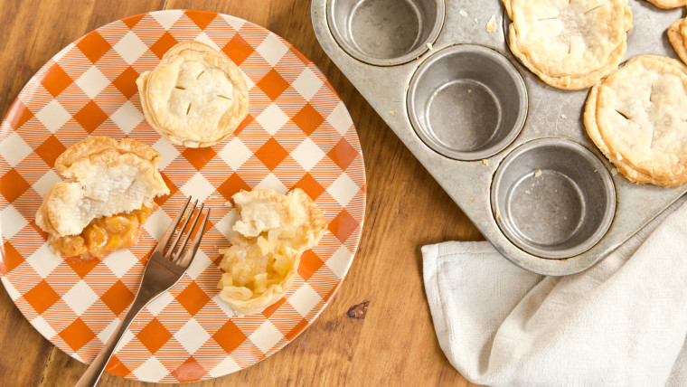 Kitchen Details 6 Cup Texas Muffin Pan, Grey