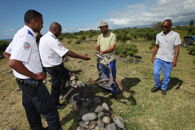 Image: Remnants of a suitcase on Reunion Island