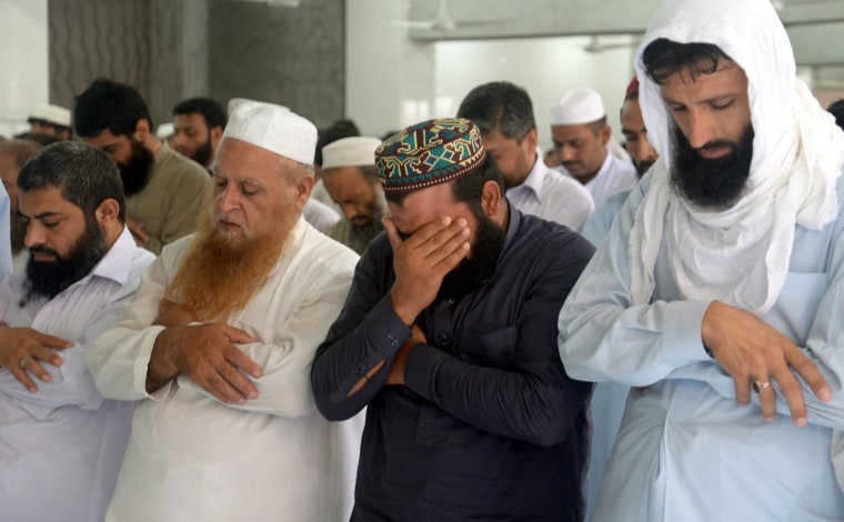 Image: Mourning for Taliban leader Mullah Mohammad Omar at a mosque in Peshawar, Pakistan