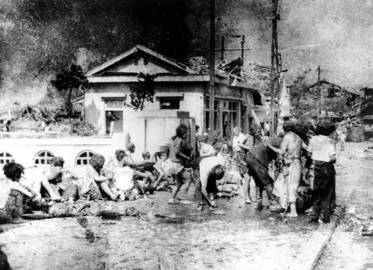 Image: Japanese victims wait to receive first aid in the southern part of Hiroshima