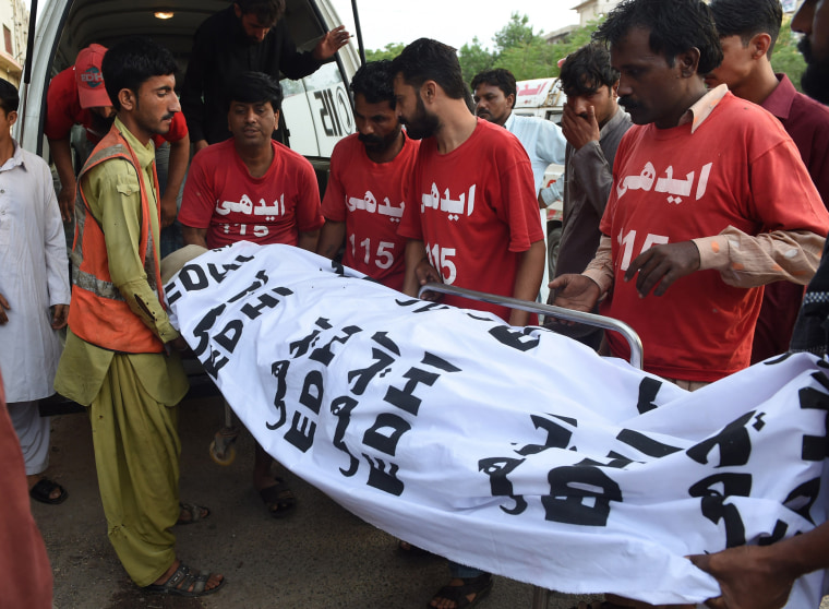 Image: Pakistani volunteers shift the dead body of convicted murderer Shafqat Hussain