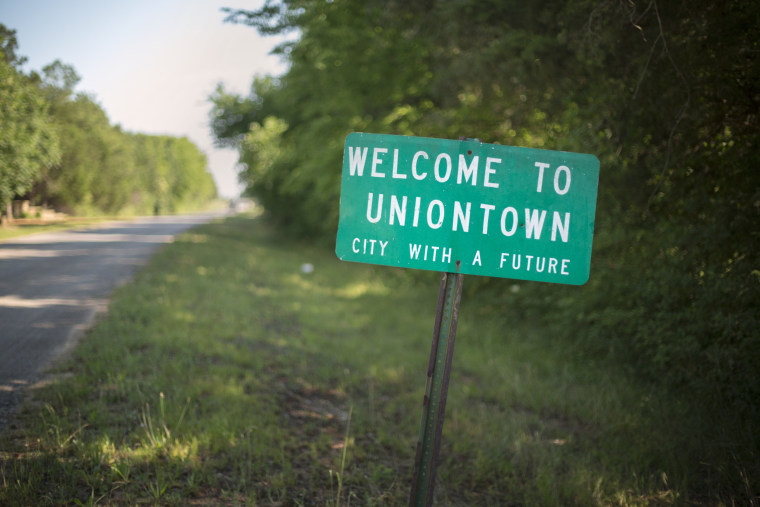 Image: A sign welcomes motorists to Uniontown