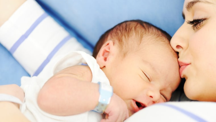 New moms are getting their hair and makeup done in the delivery room after having a baby