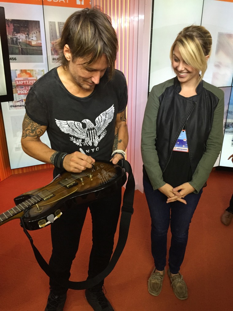 Keith Urban gives away guitar