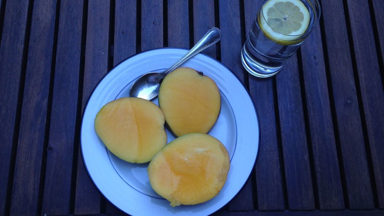alkaline diet foods: mango and water with lemon