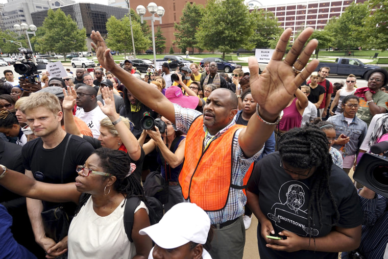 Image: Protesters pray at the federal courthouse in downtown St. Louis
