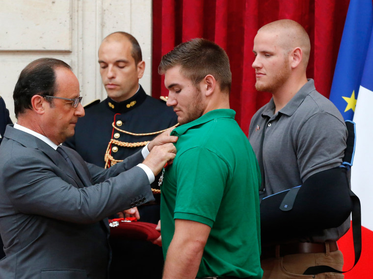 Image: French President Francois Hollande awards National Guardsman Alek Skarlatos with the Legion d'Honneur medal