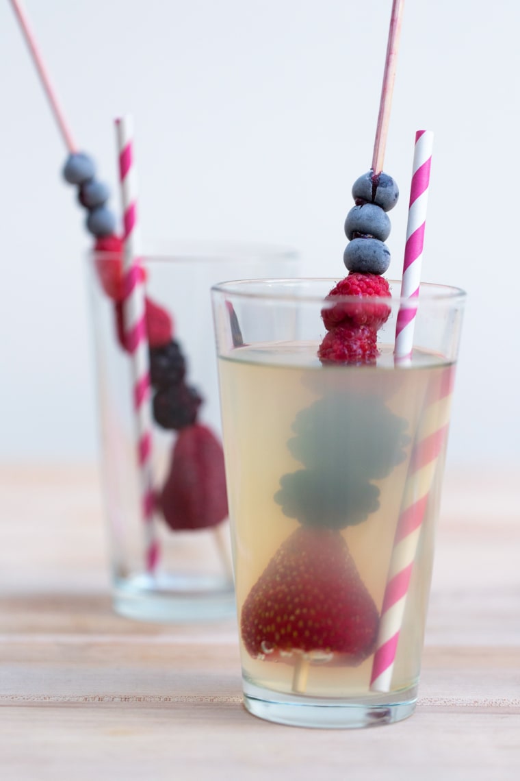 Frozen berry drink stirrer