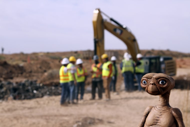 Image: E.T. doll at a landfill in Alamogordo, N.M.