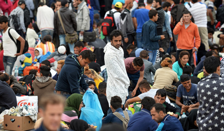 Image: Refugees arrive in Austria after leaving Hungary