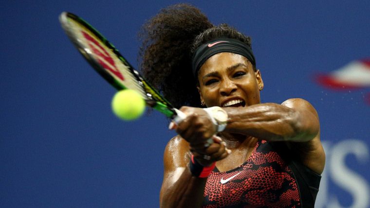  Serena returnerer et skud til sin søster Venus under deres kvartfinale for kvinder ved US Open 2015 Tirsdag.