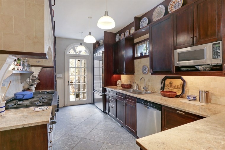 Norah Jones purchases home in Brooklyn's Cobble Hill neighborhood.