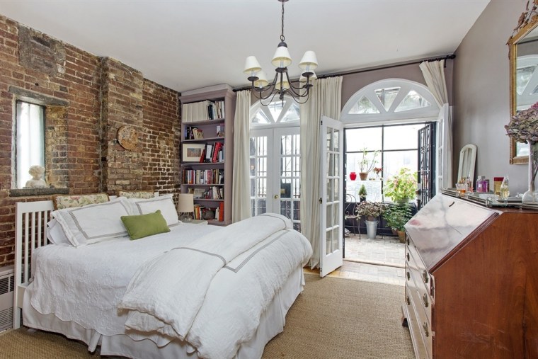 Norah Jones purchases home in Brooklyn's Cobble Hill neighborhood.