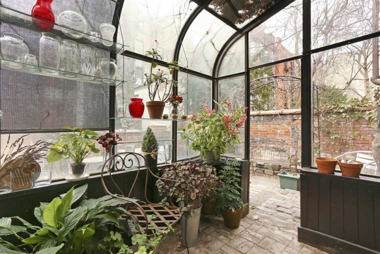 Norah Jones purchases home in Brooklyn's Cobble Hill neighborhood.