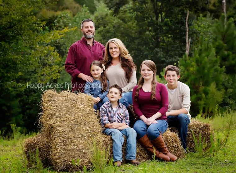 Hilarious Mom Steals The Show In Daughter's First Day Of School Photo