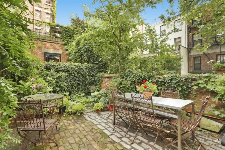 Norah Jones purchases home in Brooklyn's Cobble Hill neighborhood.