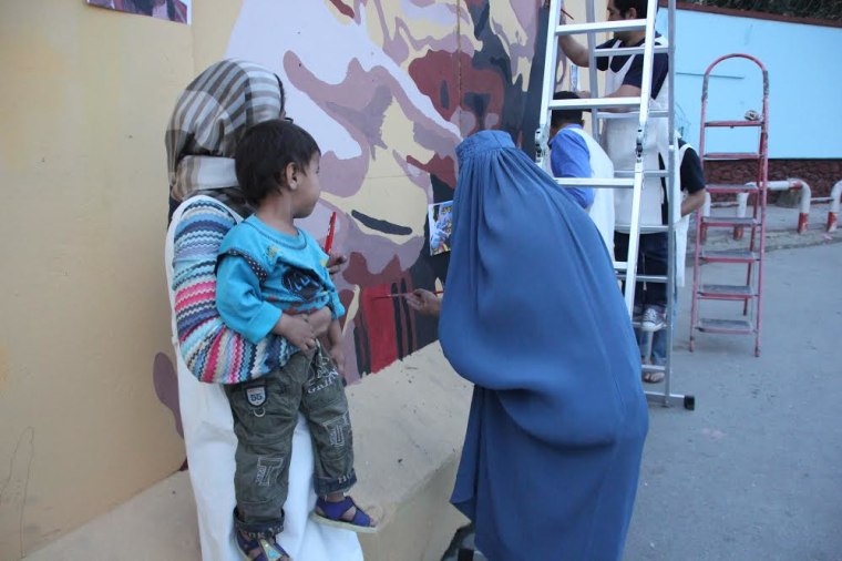 Image: Kabul residents volunteer to paint with artist Kabir Mokamel