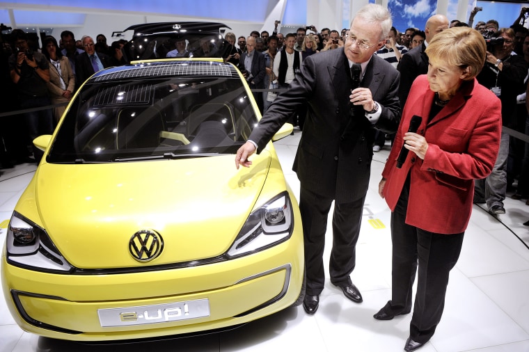 Image: German Chancellor Angela Merkel (R) stands with Volkswagen CEO Martin Winterkorn