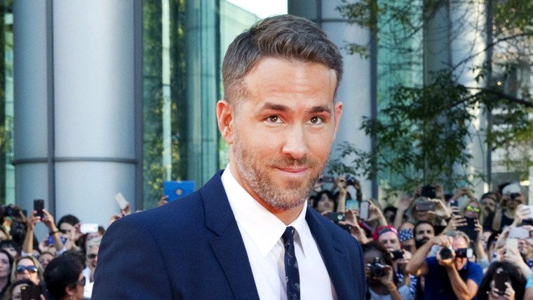 Image: Actor Reynolds arrives for the premiere of the movie "Mississippi Grind" during the 40th Toronto International Film Festival in Toronto