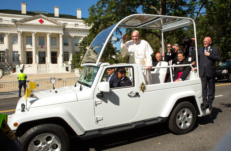 Image: Pope Francis Drives Parade Route Around D.C.'s National Mall