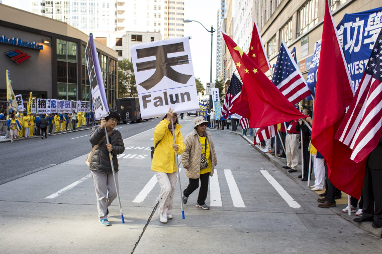 Practitioners of Falun Gong, who say the religious movement is persecuted in China, protest the visit of Chinese President Xi Jinping as counter protestors wave Chinese and U.S. flags in Seattle, Washington, September 22, 2015.