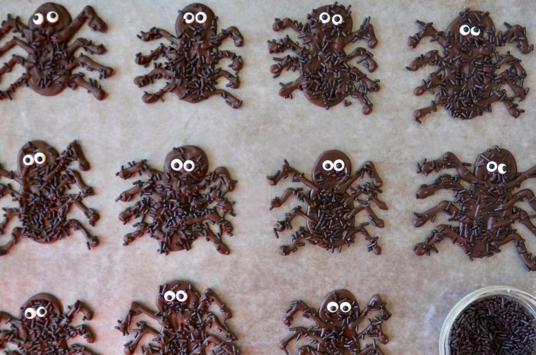 Spooky spider decorations for Halloween tarts