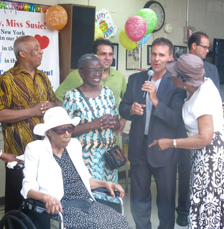 Image: Susannah Mushatt Jones (2nd L) celebrates her 115th birthday at Vandalia Senior Center in New York