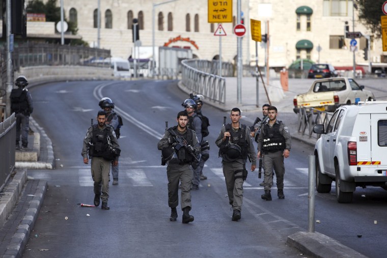 Image: Israeli border policemen secure a perimeter