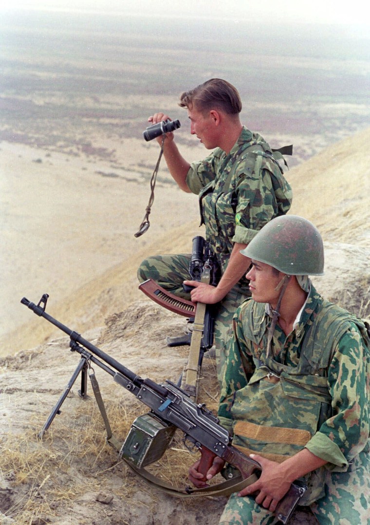 Image: Russian border guards observe Afghan territory controlled by the Taliban in 2001