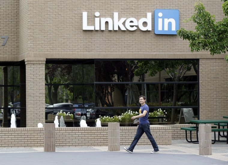 A judge ruled that Linkedin must face a lawsuit by customers who claimed it violated their privacy by accessing external email accounts.