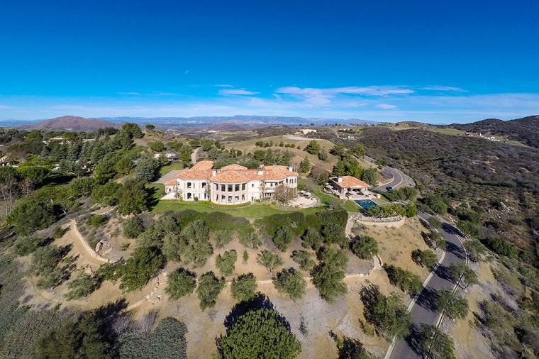 Britney Spears buys Southern California estate.