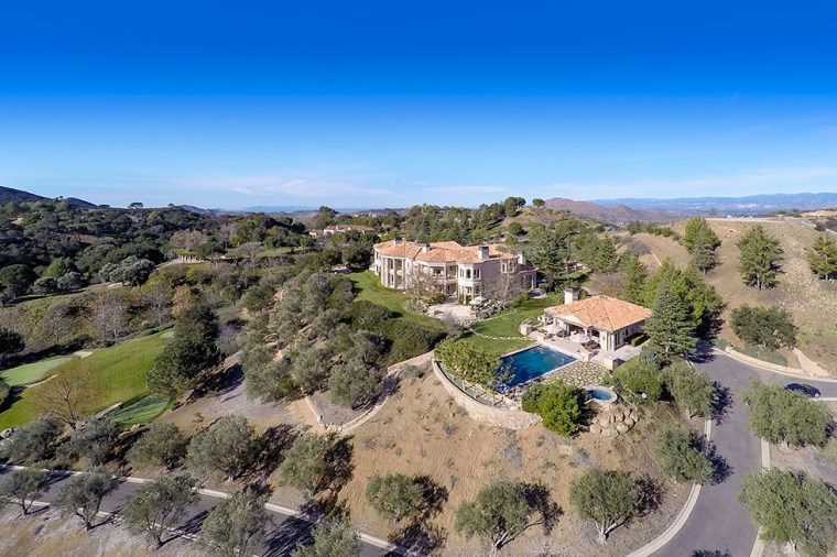 Britney Spears buys Southern California estate.