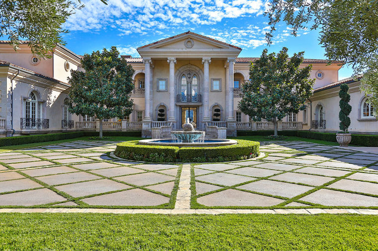 Britney Spears buys Southern California estate.