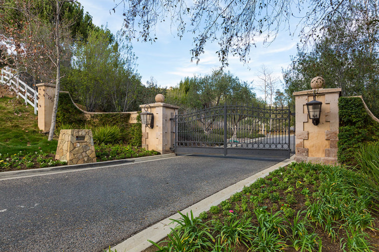 Britney Spears buys Southern California estate.