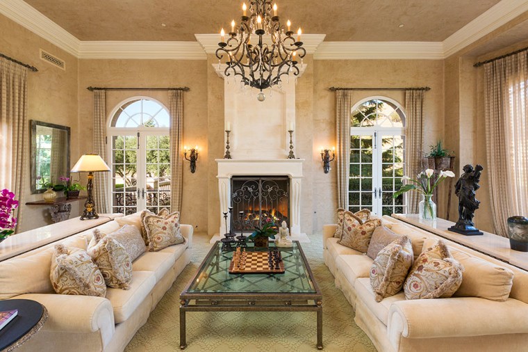 Britney Spears buys Southern California estate.