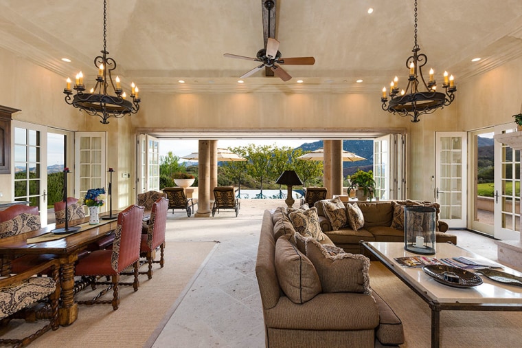 Britney Spears buys Southern California estate.