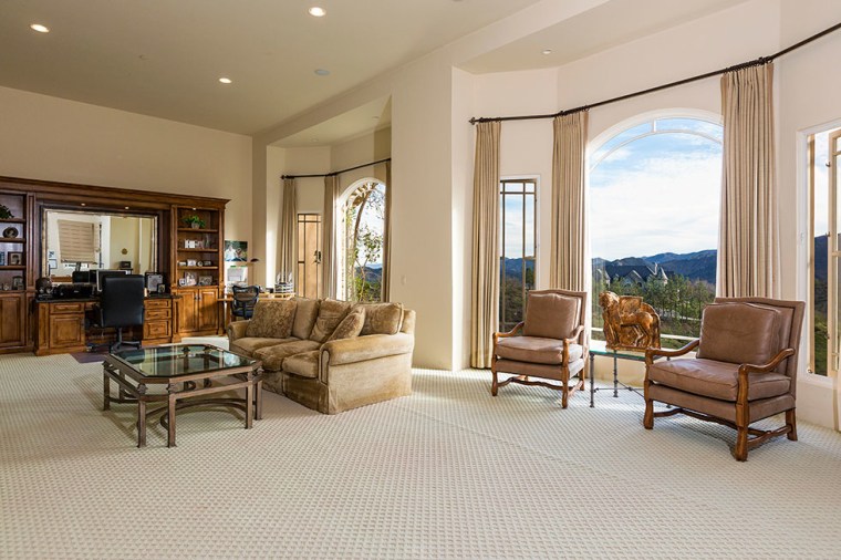 Britney Spears buys Southern California estate.