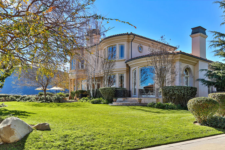 Britney Spears buys Southern California estate.