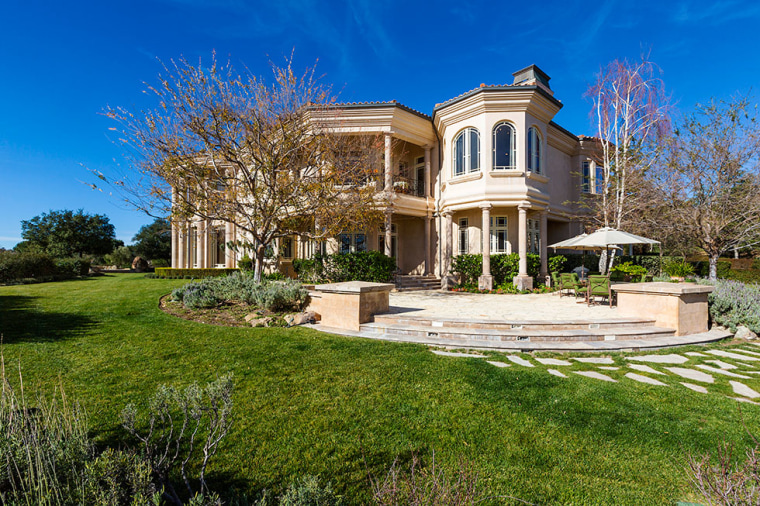 Britney Spears buys Southern California estate.