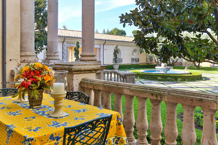 Britney Spears buys Southern California estate.