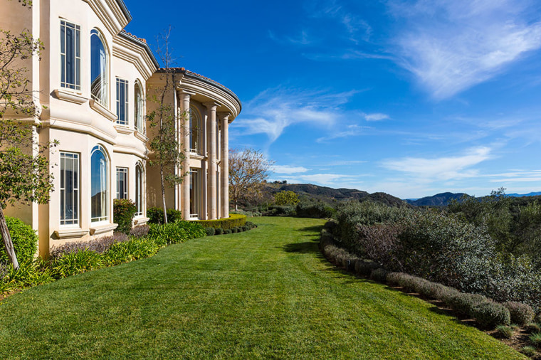 Britney Spears buys Southern California estate.