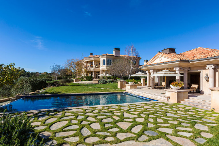 Britney Spears buys Southern California estate.