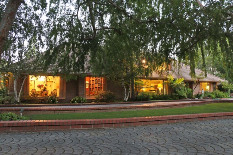 "Tonight Show" hosts Steve Allen's home hits the market.