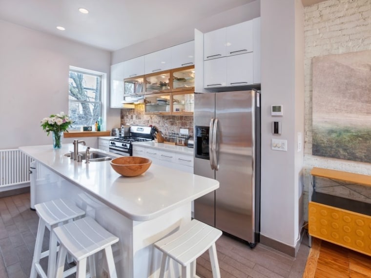 Rose Byrne buys new apartment in Brooklyn. 