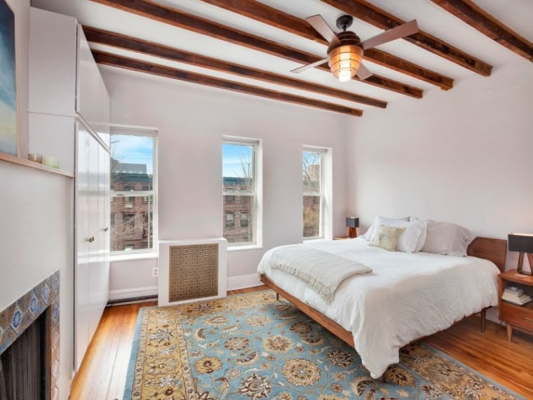 Rose Byrne buys new apartment in Brooklyn. 