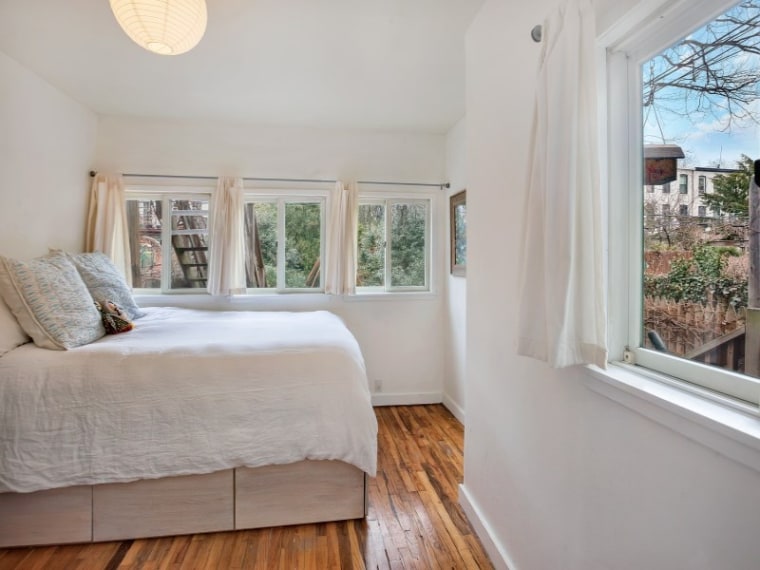 Rose Byrne buys new apartment in Brooklyn. 