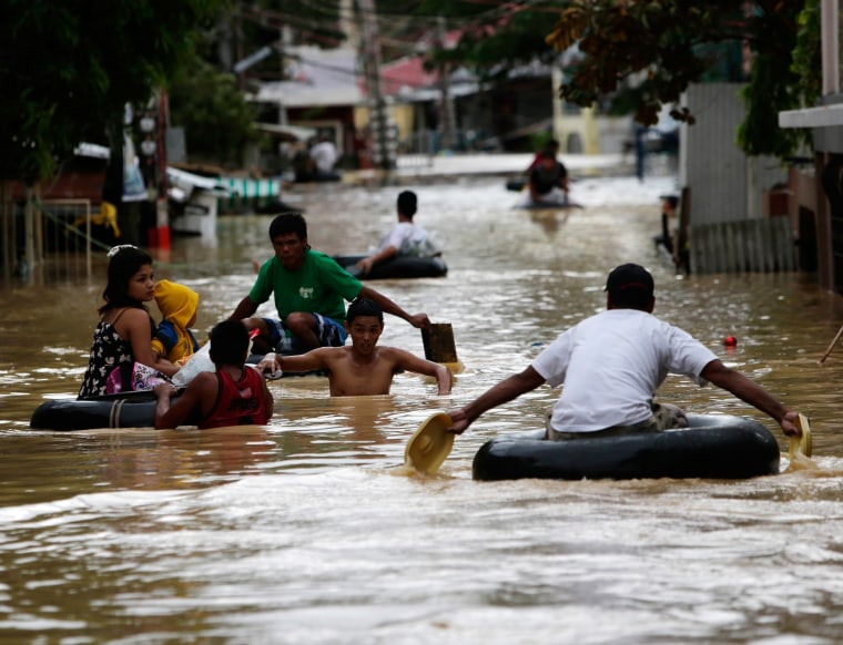 Image: Wading typhoon victims in northern Manila