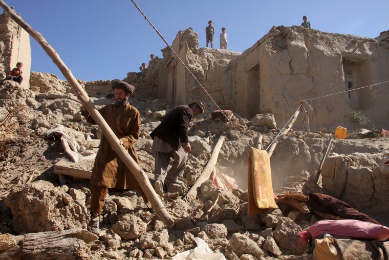 Image: Men look for their belongings after an earthquake, in Kishim district of Badakhshan province, Afghanistan