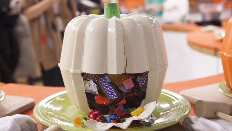 YouTuber Elise Strachan shares how to make her pumpkin pinata.